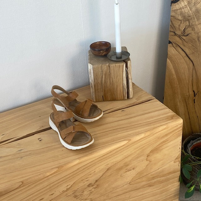 Komfortabel og lett sandal i vakker camel-farge – perfekt for deg som er på beina hele dagen