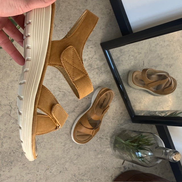 Komfortabel og lett sandal i vakker camel-farge – perfekt for deg som er på beina hele dagen