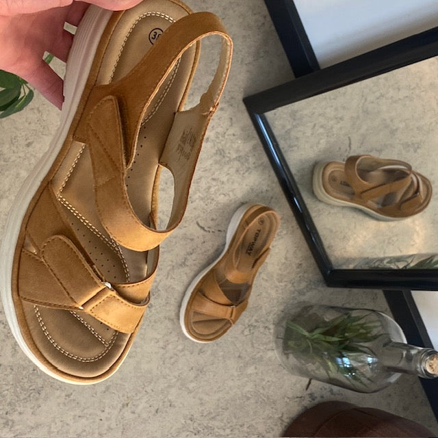 Komfortabel og lett sandal i vakker camel-farge – perfekt for deg som er på beina hele dagen