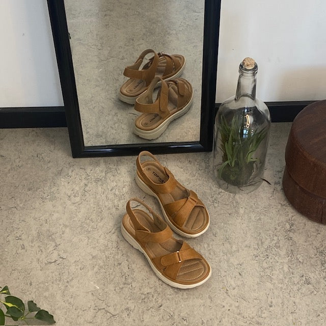 Komfortabel og lett sandal i vakker camel-farge – perfekt for deg som er på beina hele dagen