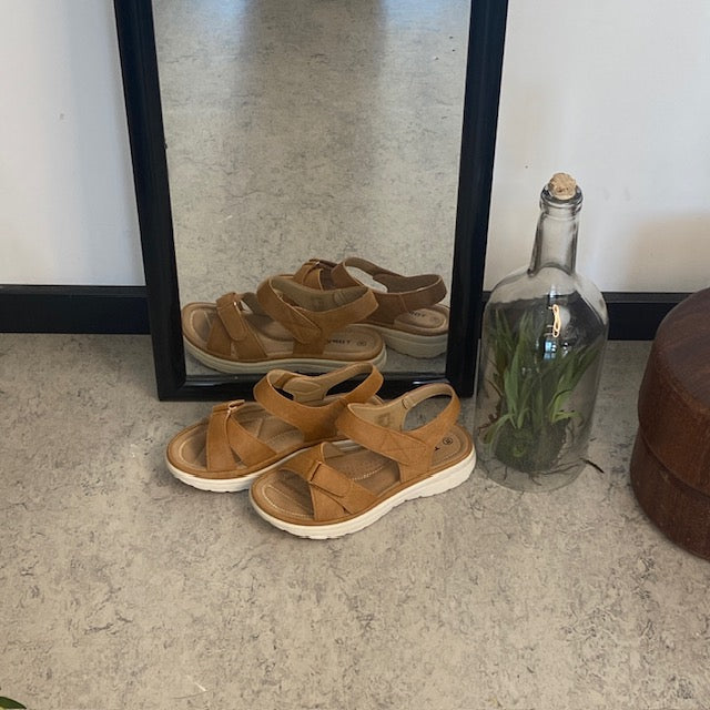 Komfortabel og lett sandal i vakker camel-farge – perfekt for deg som er på beina hele dagen