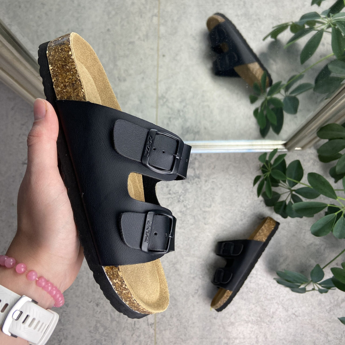 Biosandal i svart med brede remmer