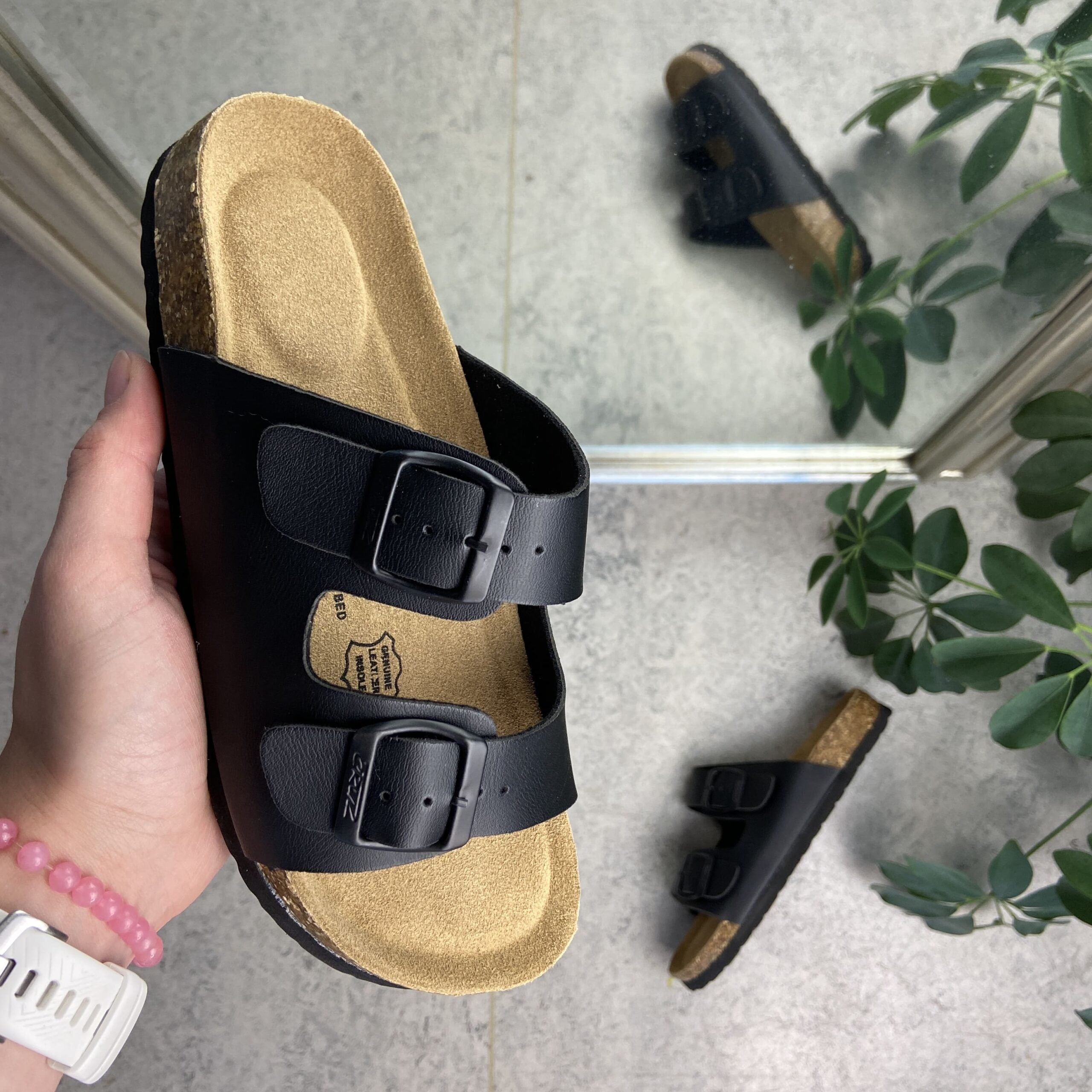 Biosandal i svart med brede remmer