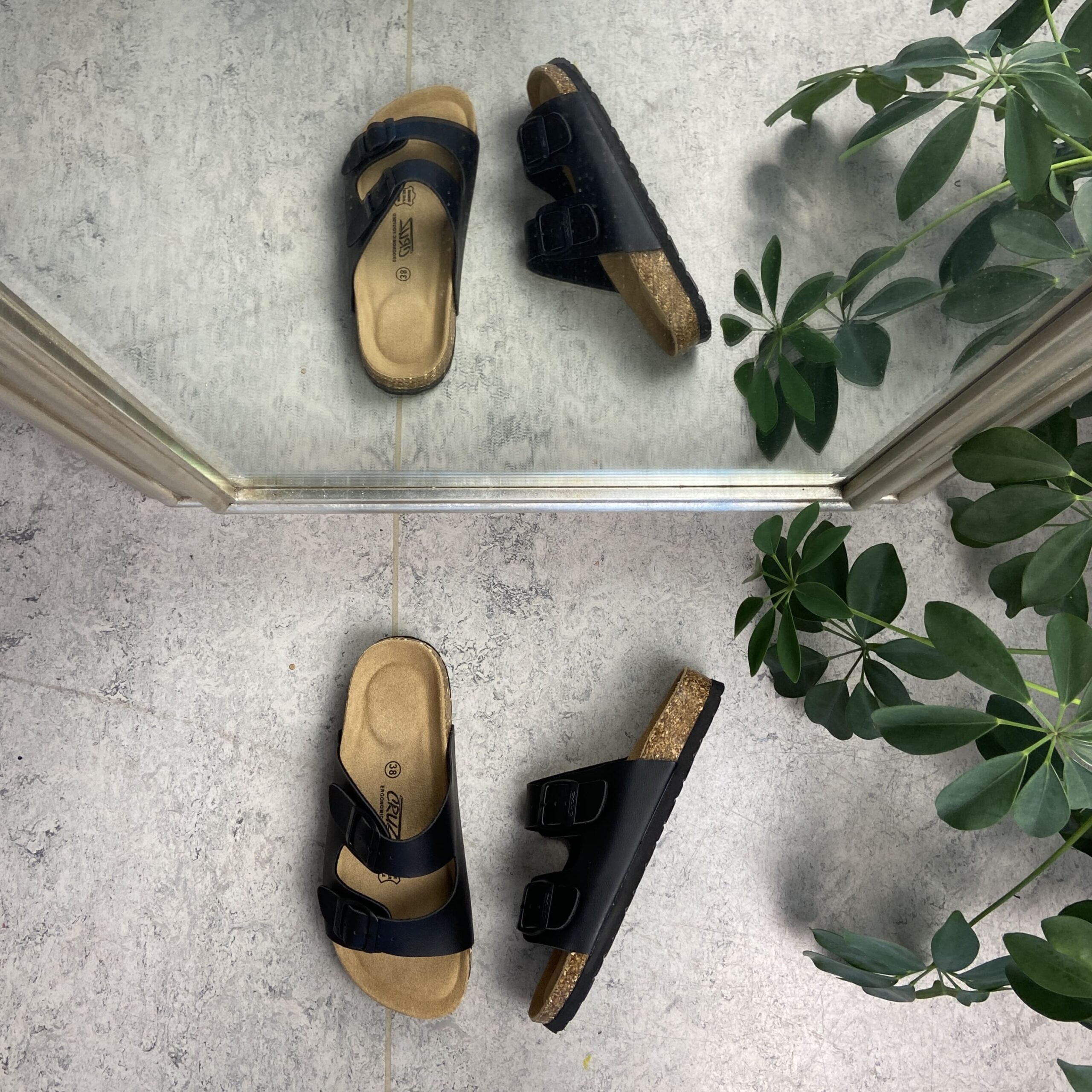 Biosandal i svart med brede remmer