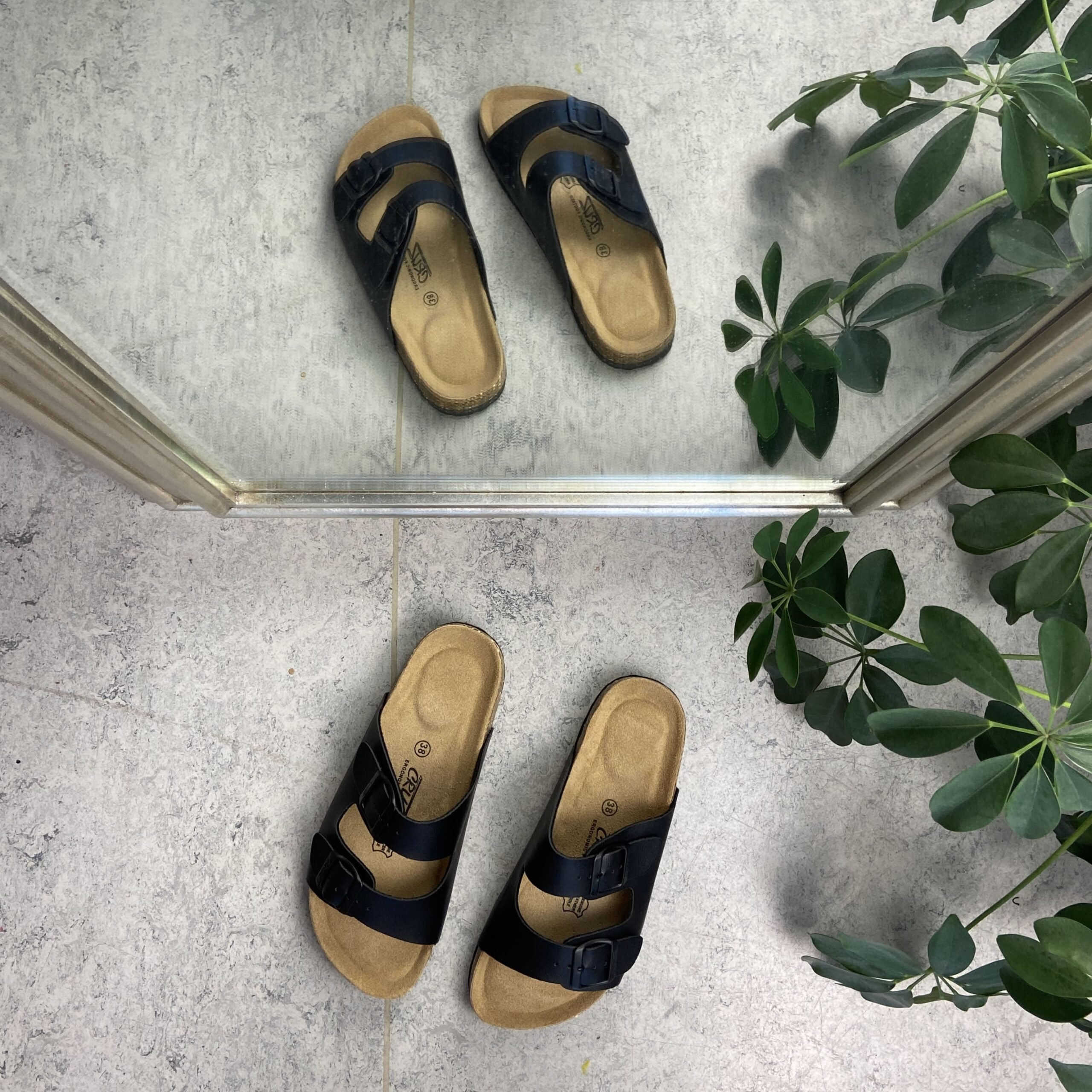 Biosandal i svart med brede remmer