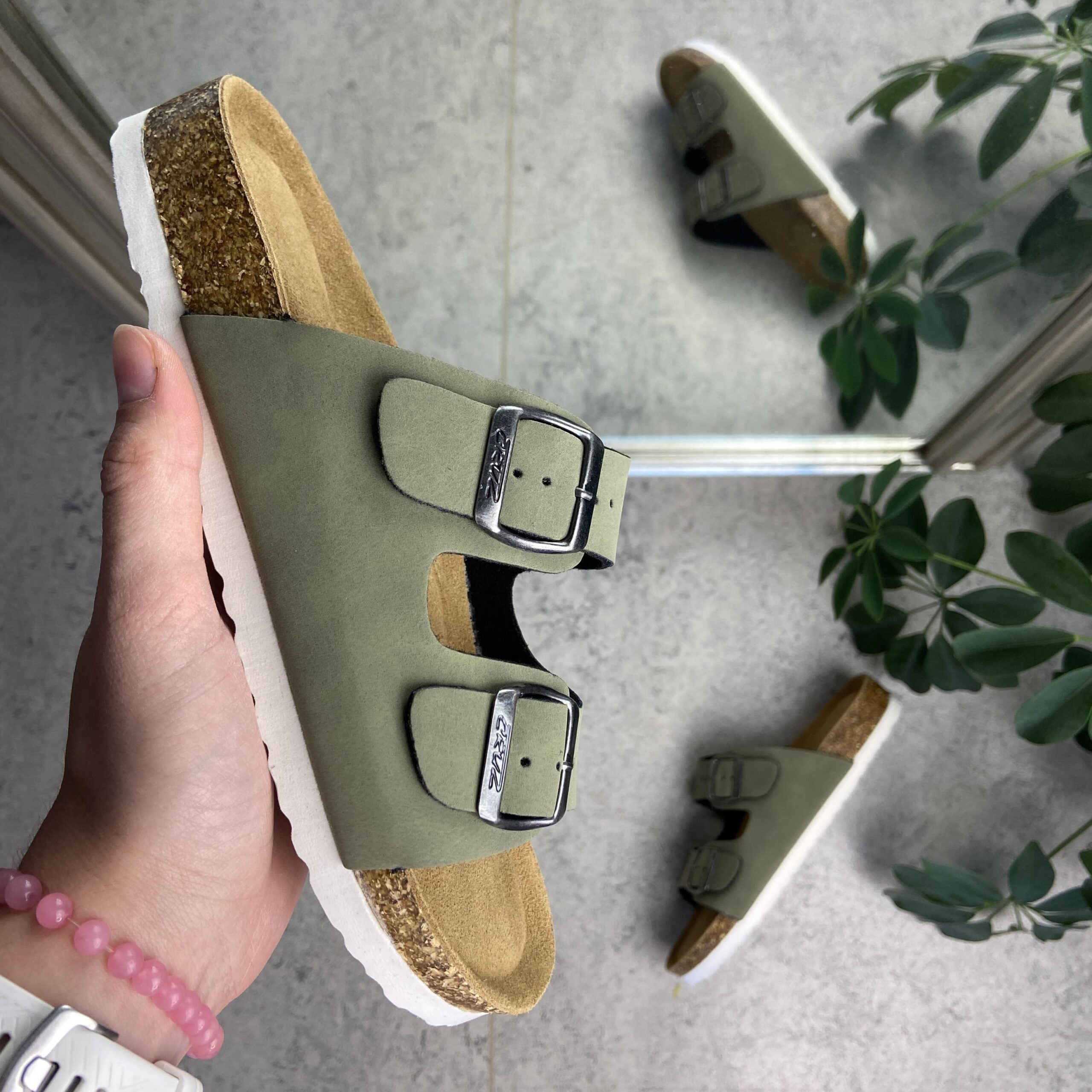 Grønn biosandal med brede remmer