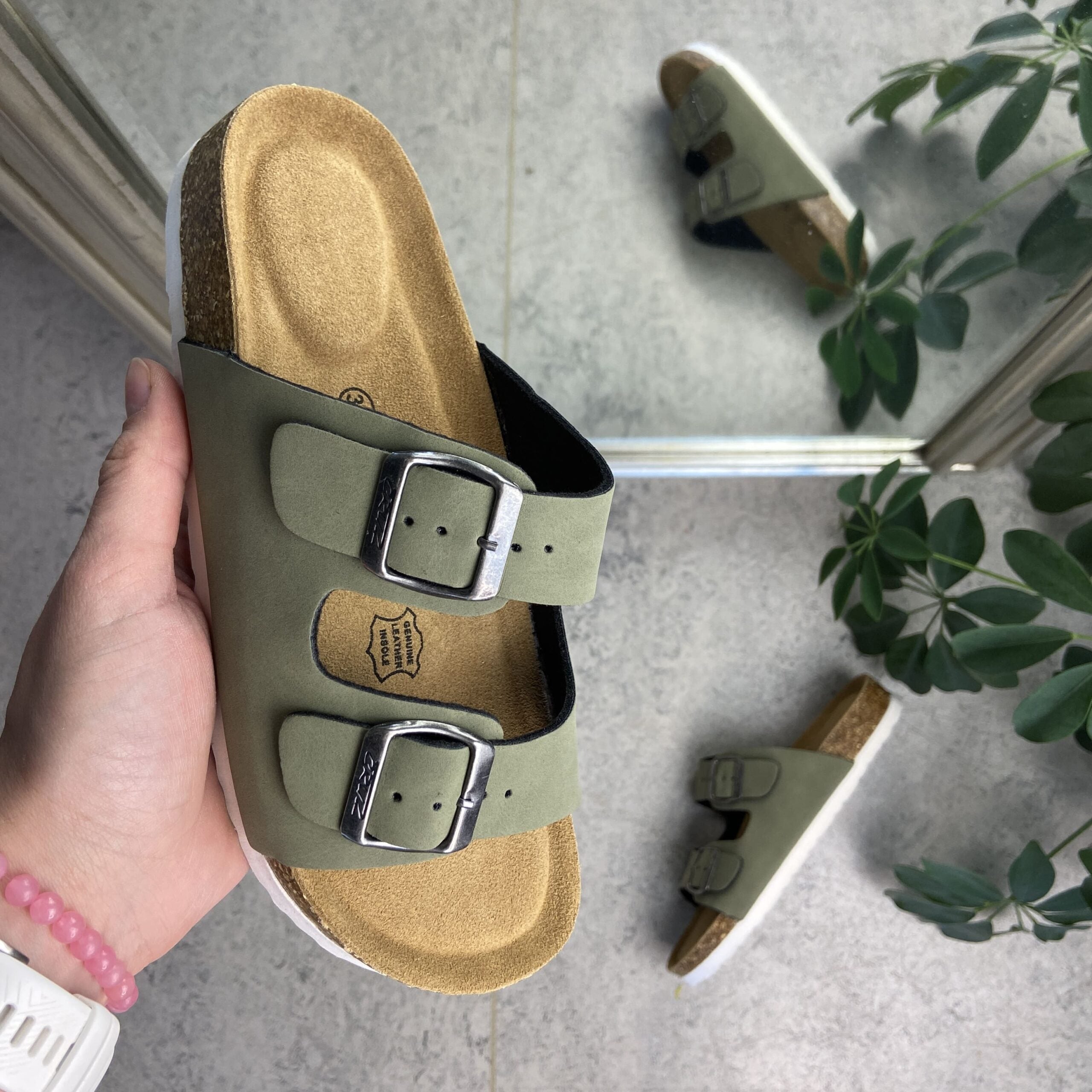 Grønn biosandal med brede remmer