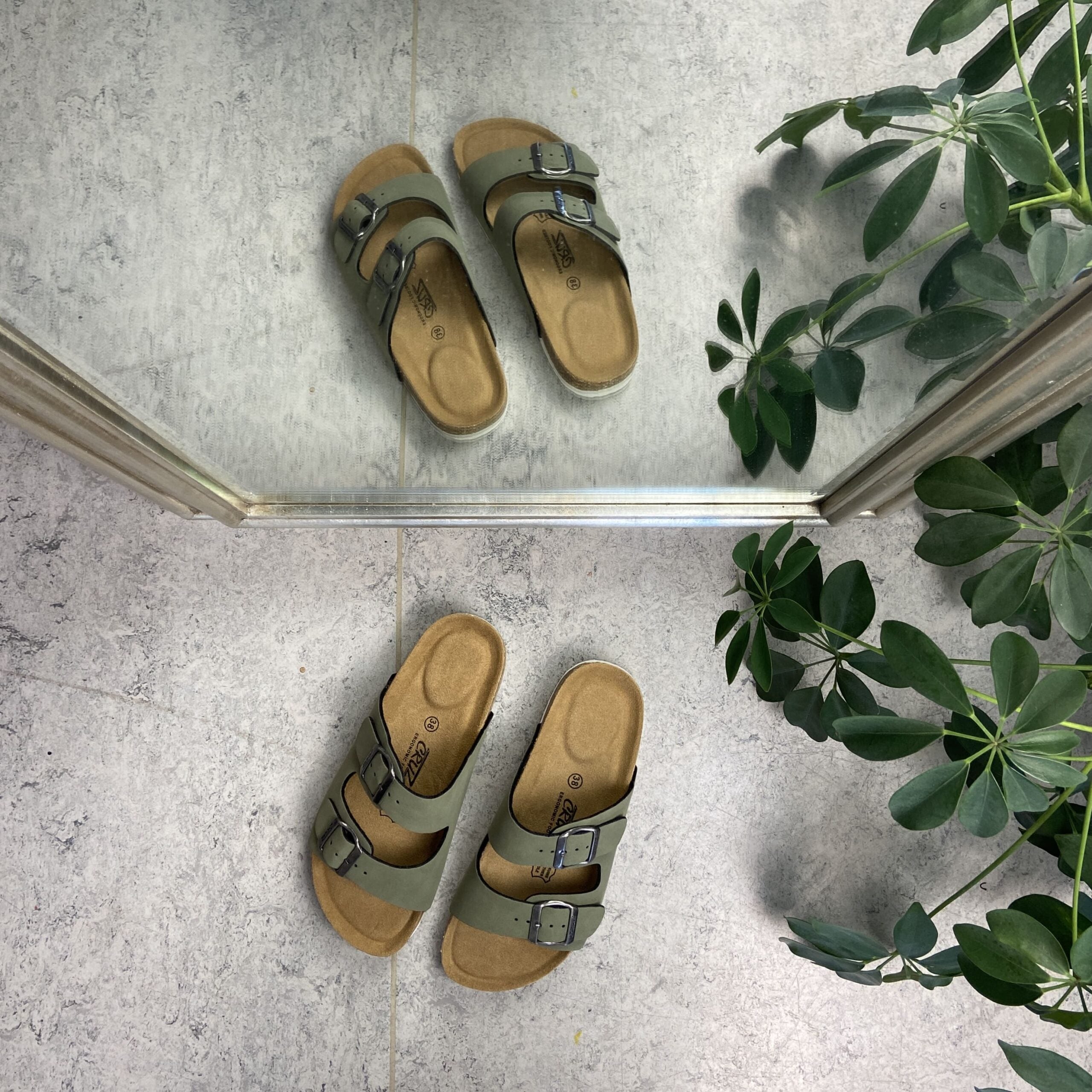 Grønn biosandal med brede remmer