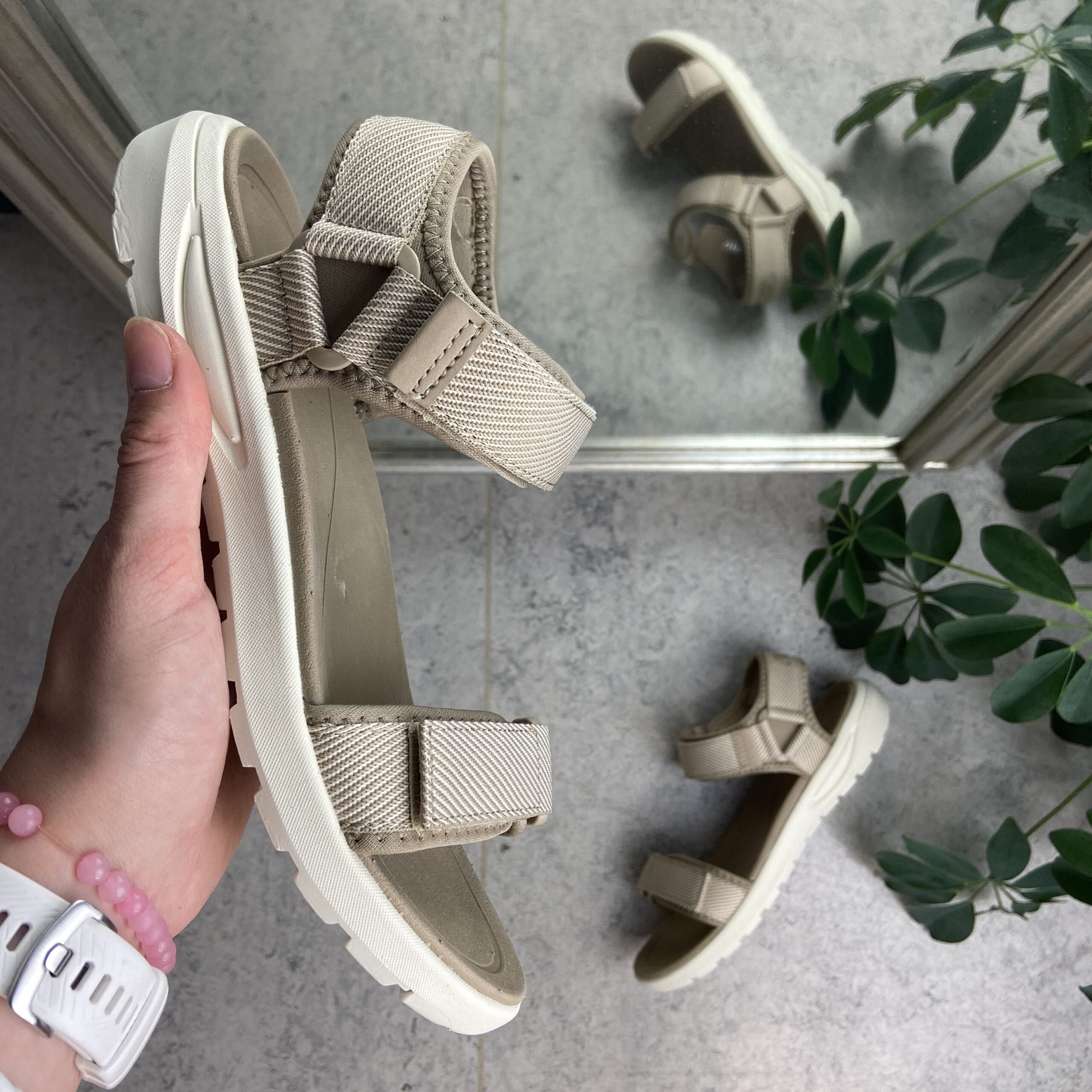 Sandfarget lett sandal med brede remmer