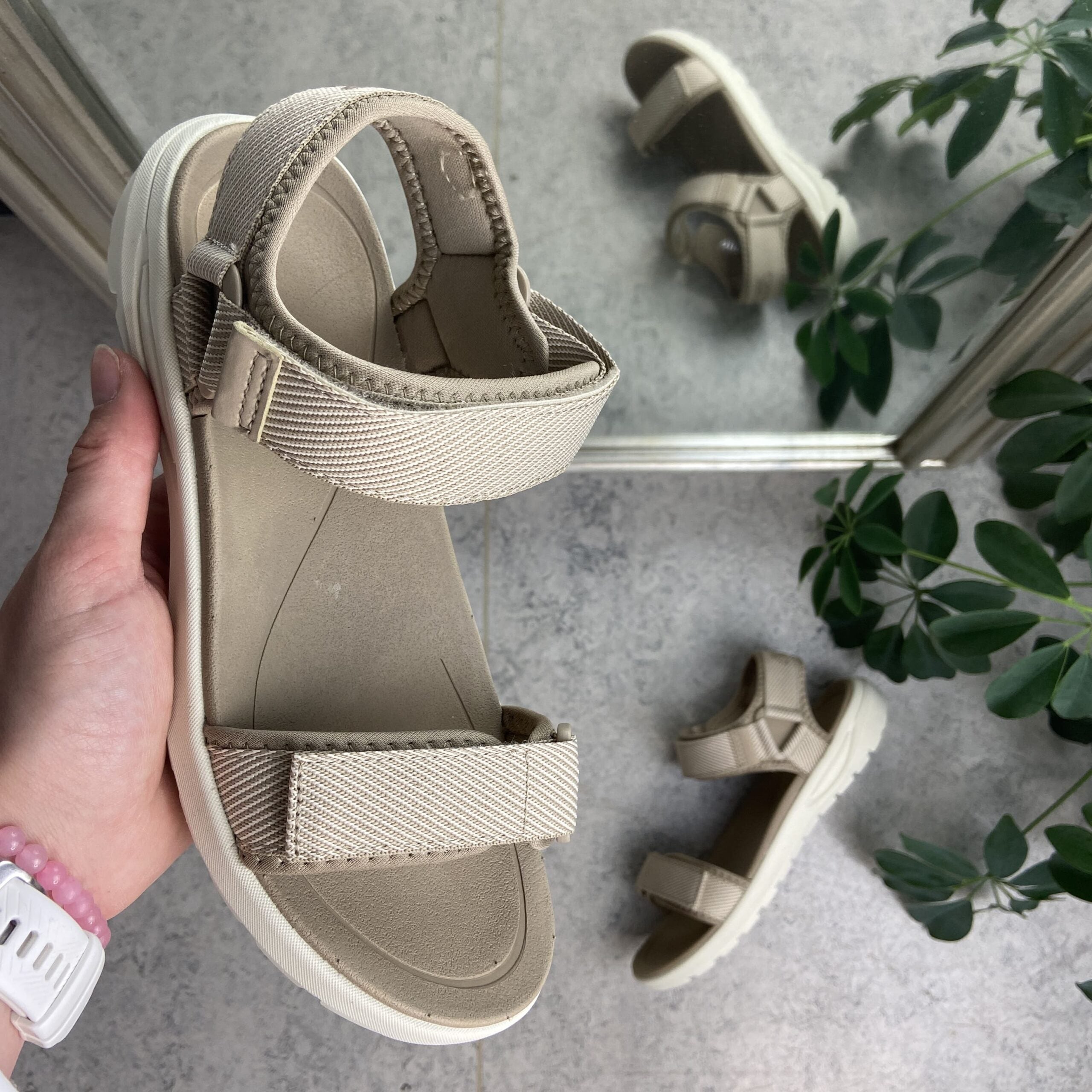 Sandfarget lett sandal med brede remmer