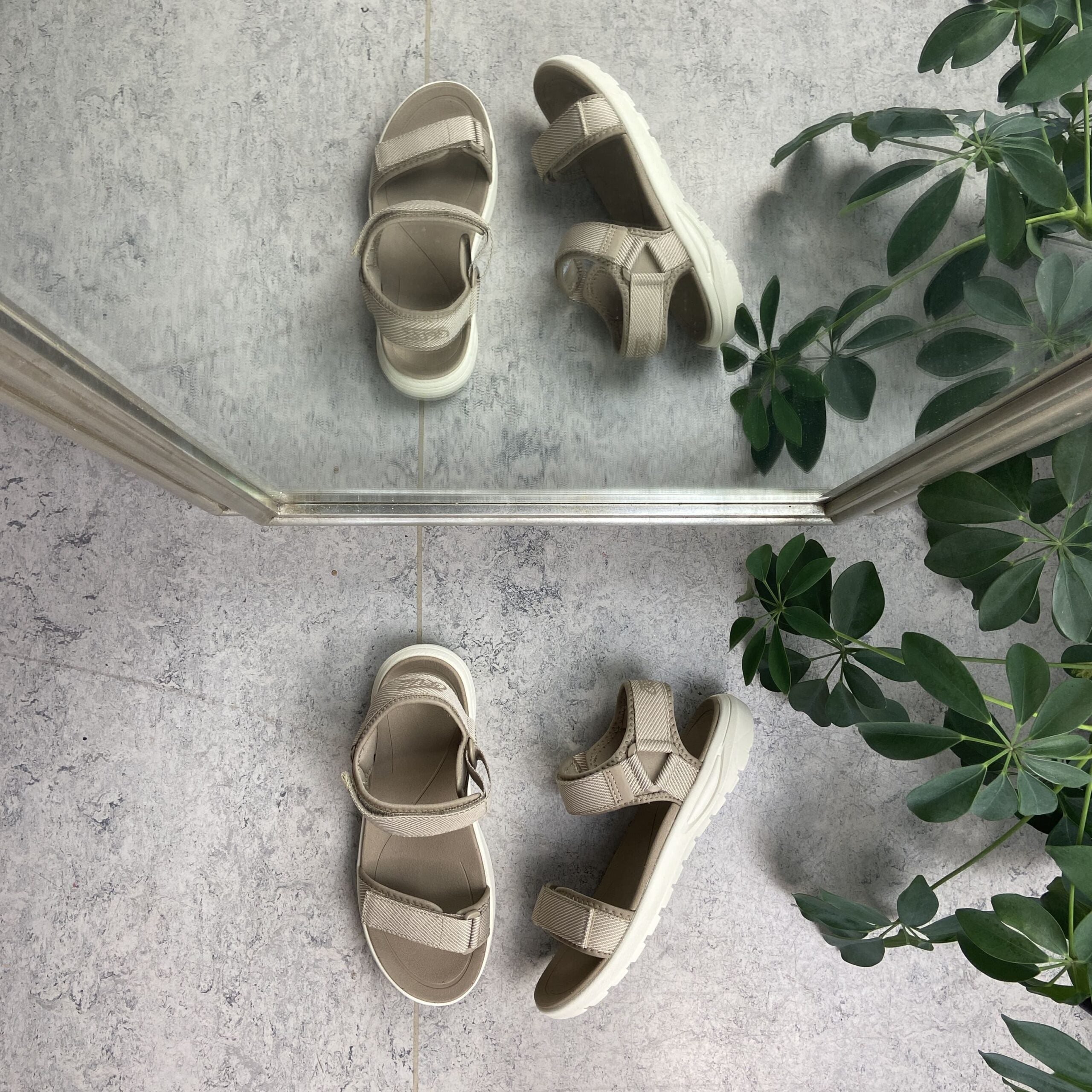 Sandfarget lett sandal med brede remmer