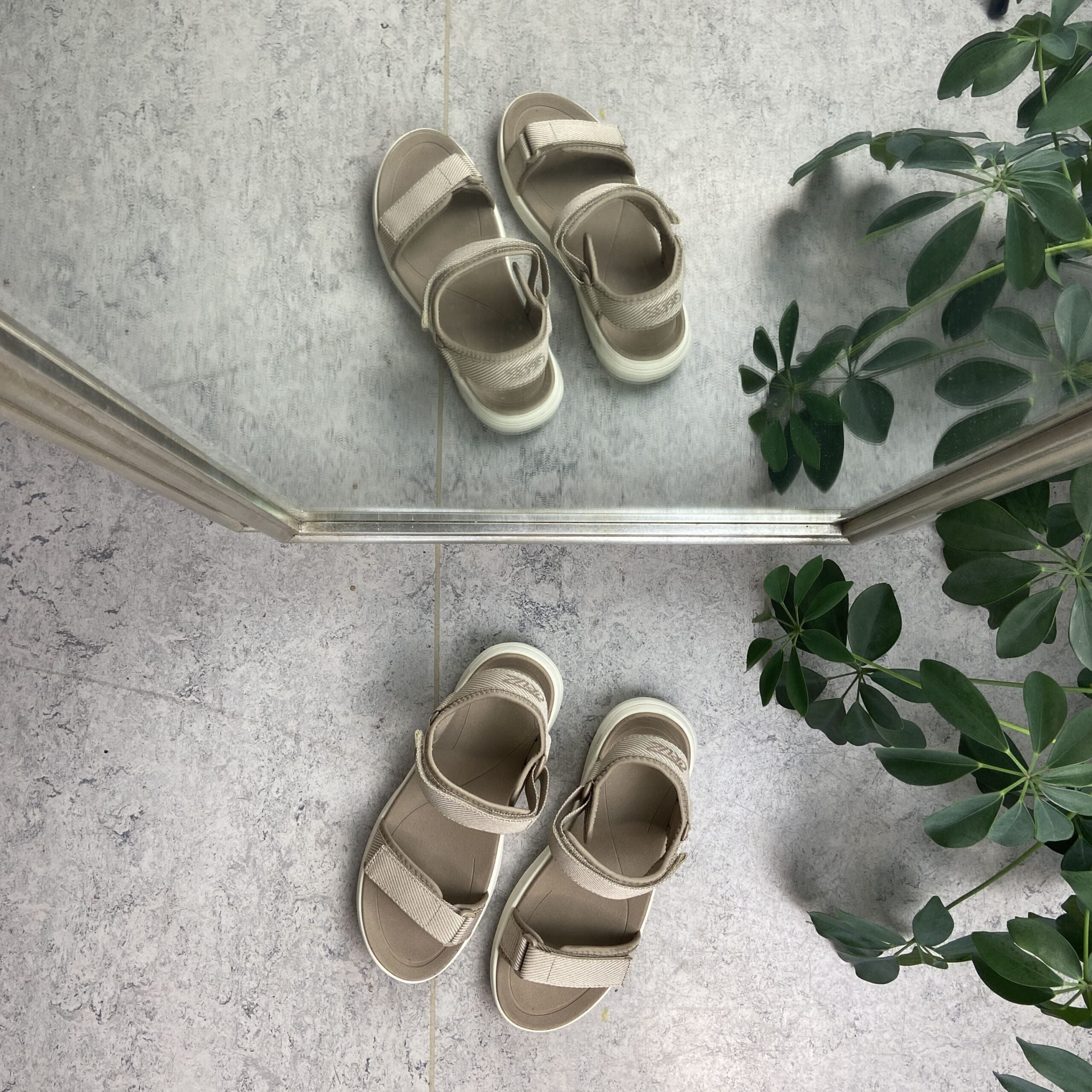 Sandfarget lett sandal med brede remmer