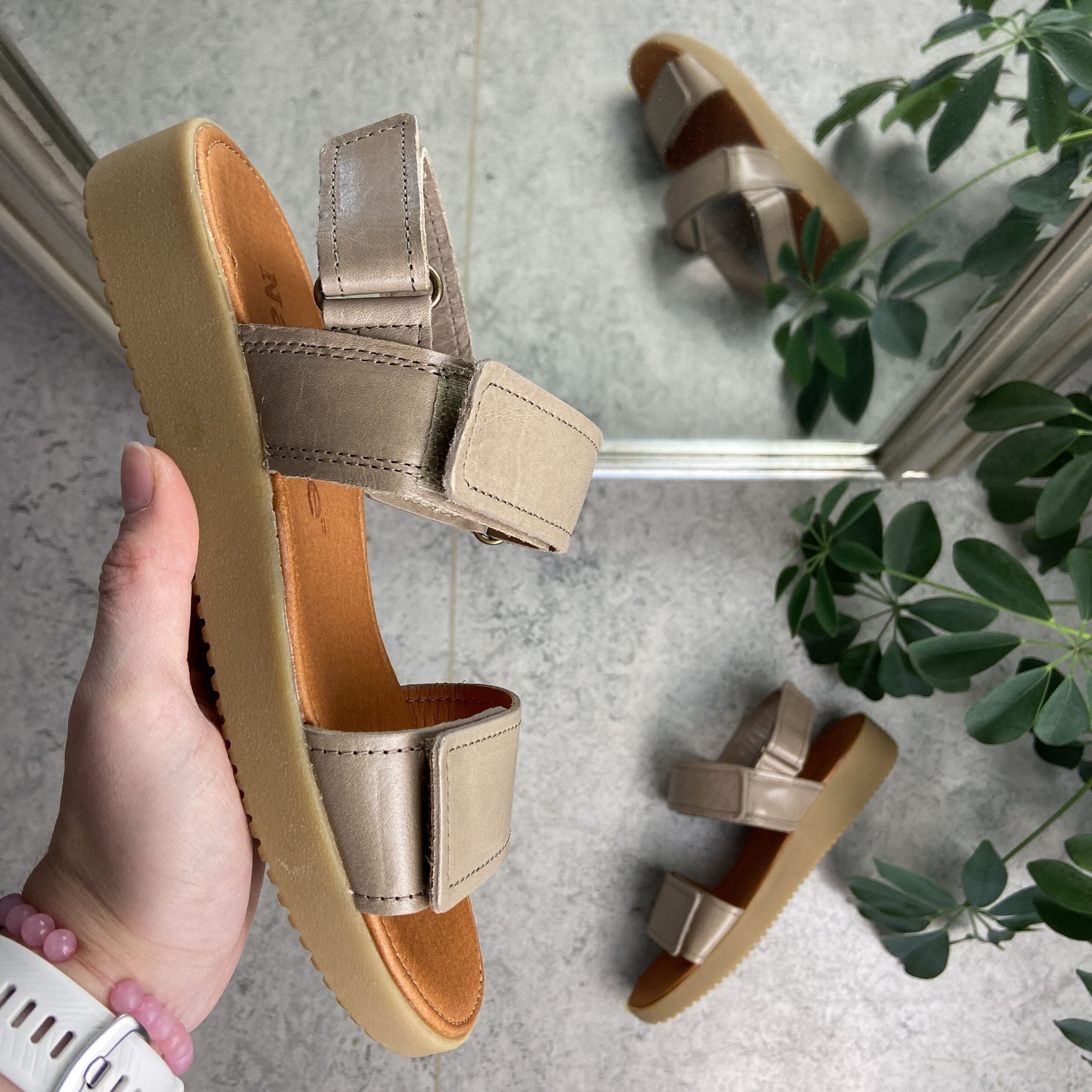 Nature sandfarget lær-sandal med tre justerbare remmer