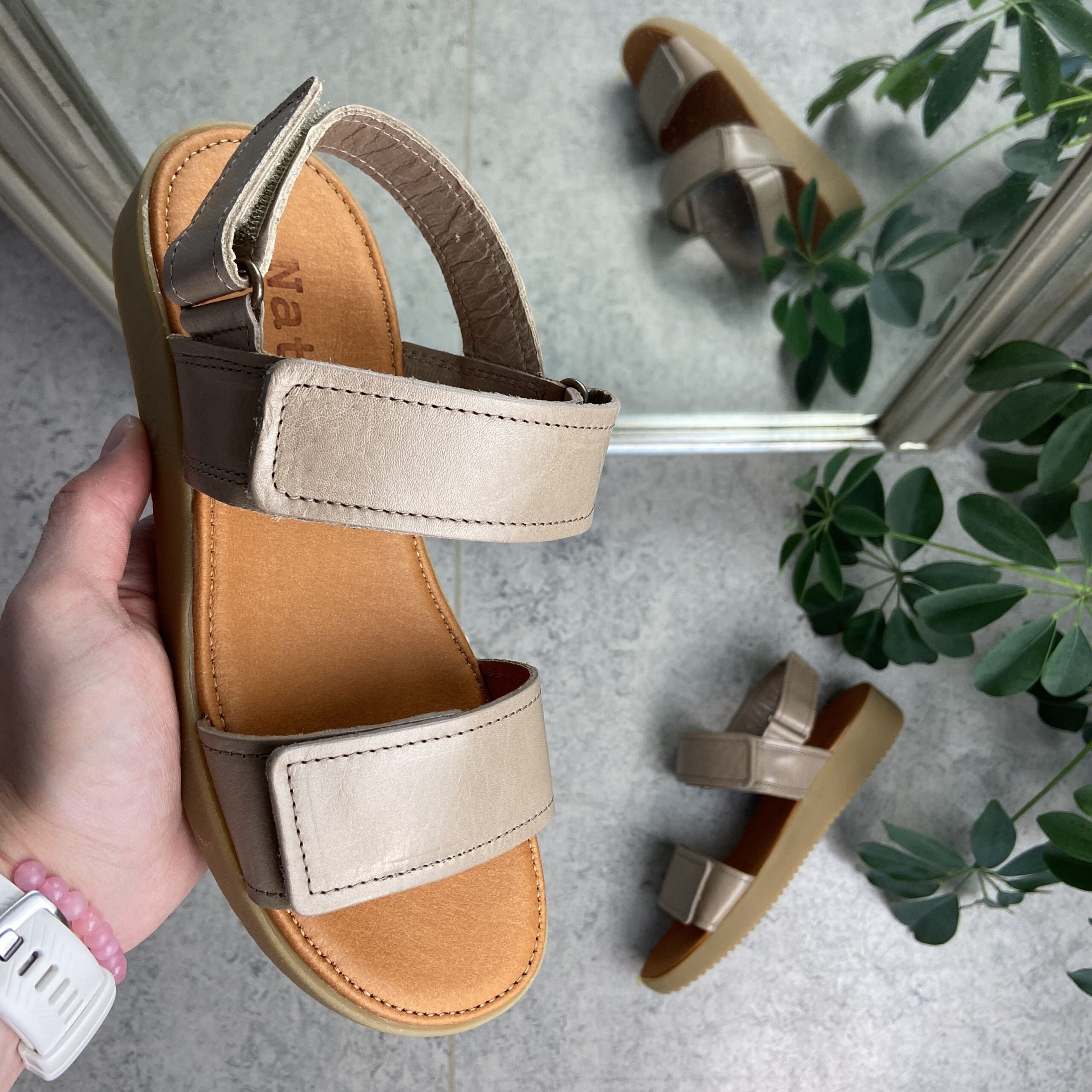 Nature sandfarget lær-sandal med tre justerbare remmer