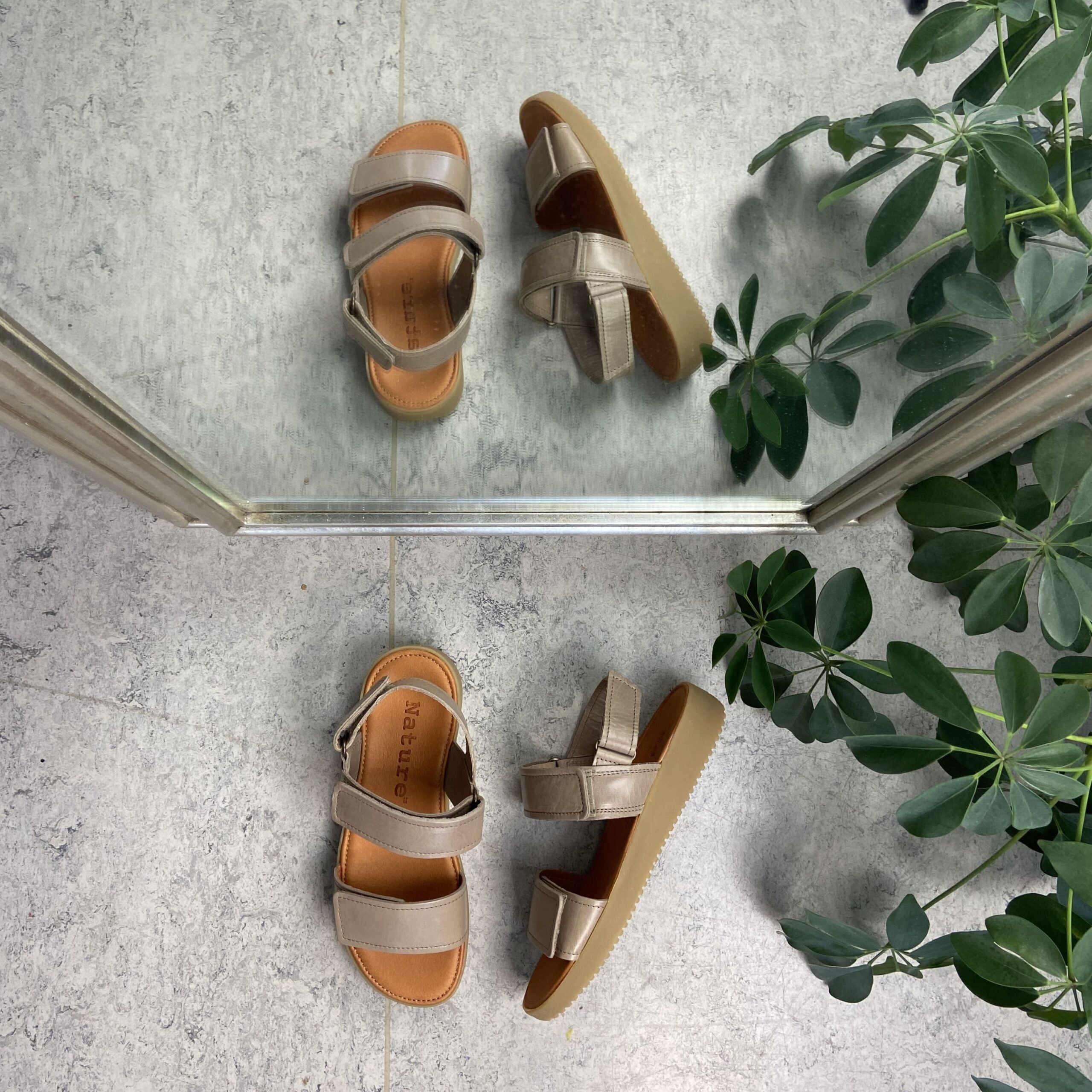 Nature sandfarget lær-sandal med tre justerbare remmer