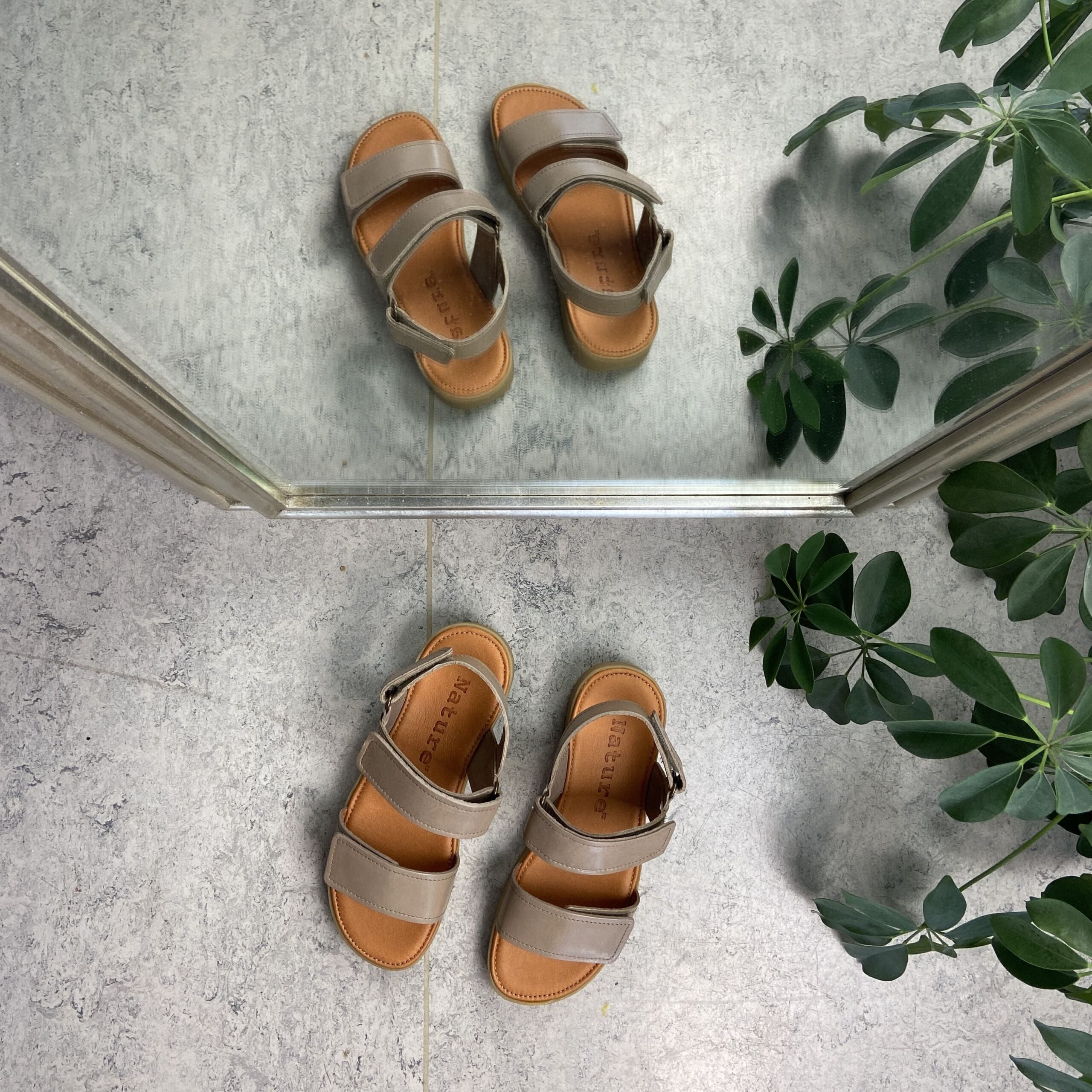 Nature sandfarget lær-sandal med tre justerbare remmer