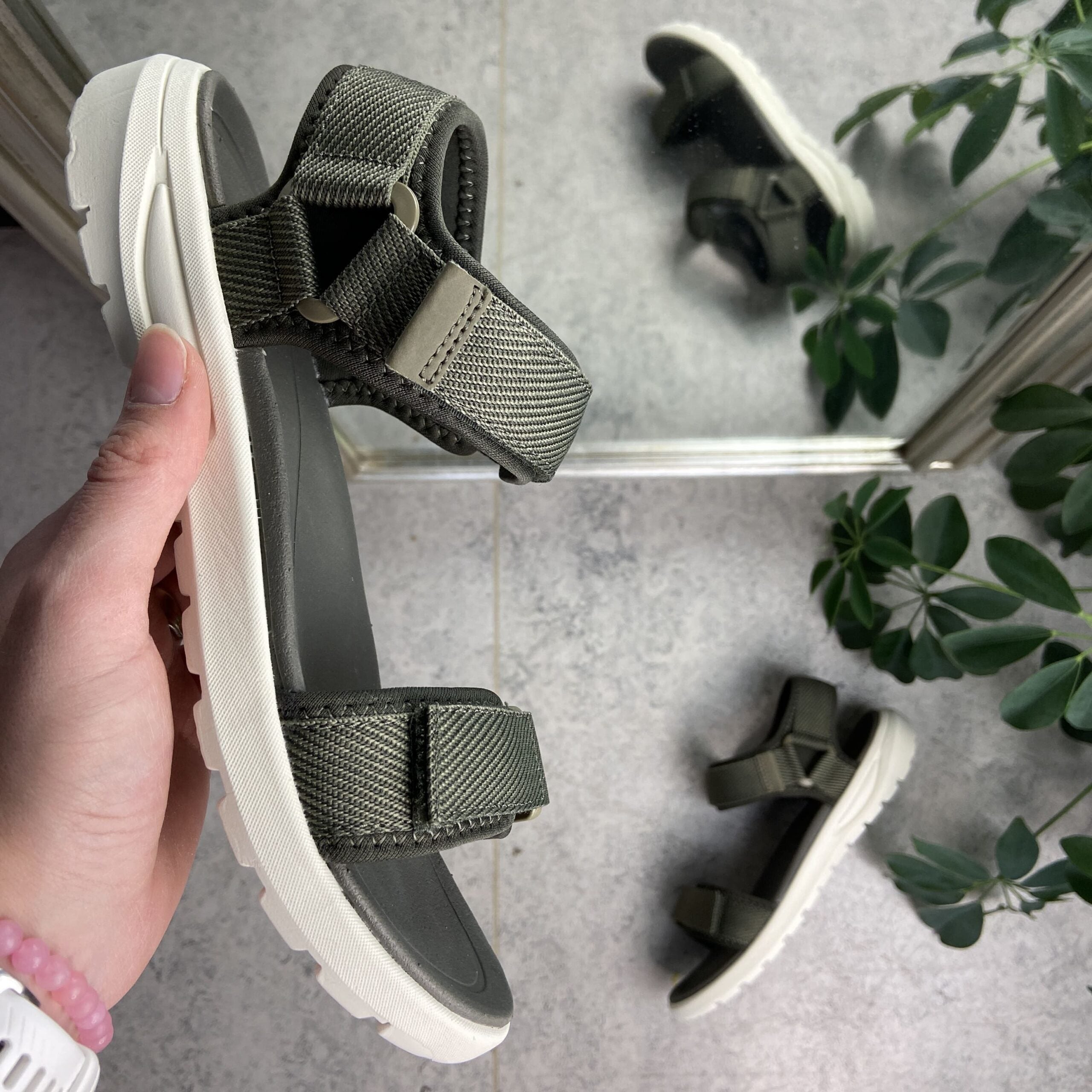 Olivengrønn lett sandal med brede remmer fra Cruz