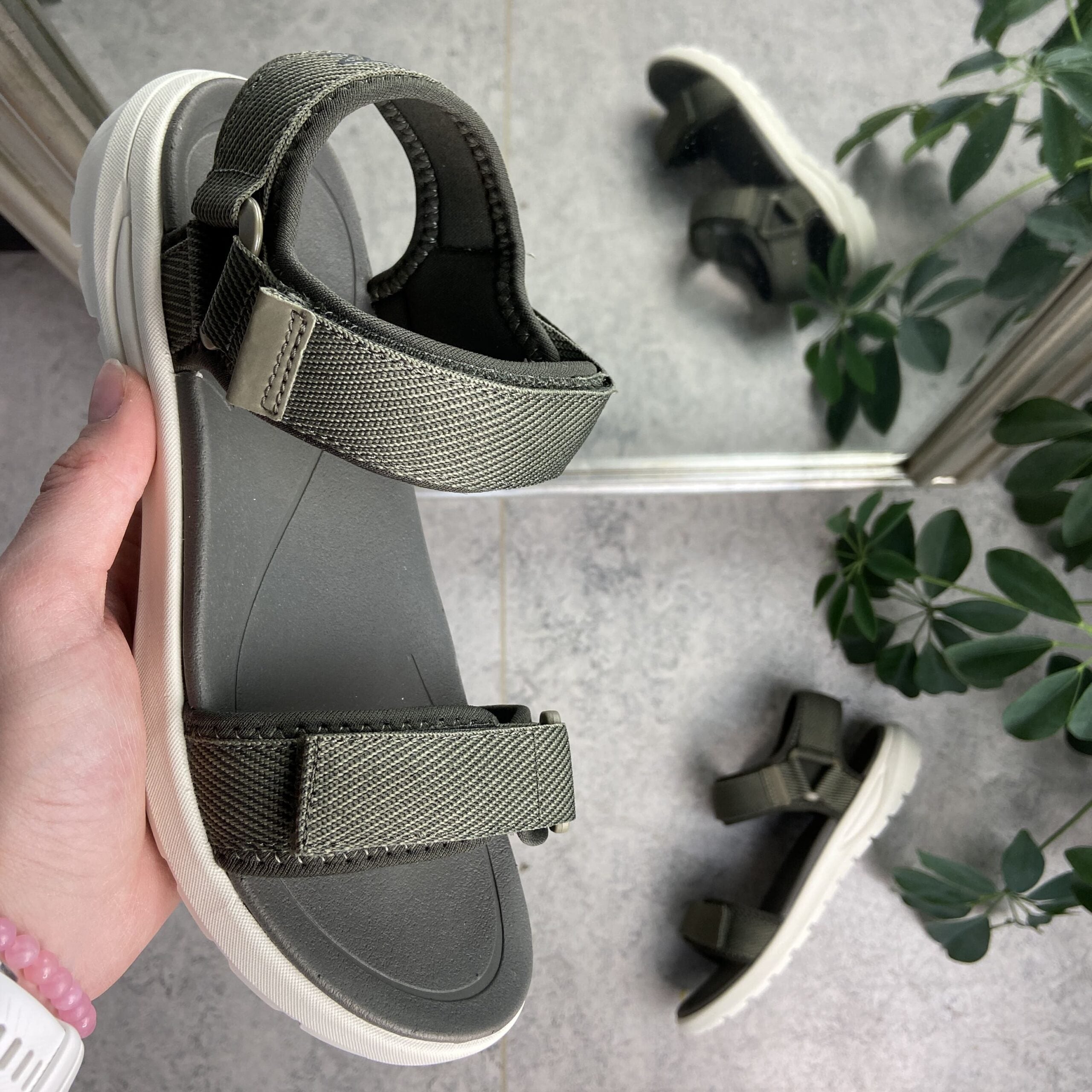 Olivengrønn lett sandal med brede remmer fra Cruz