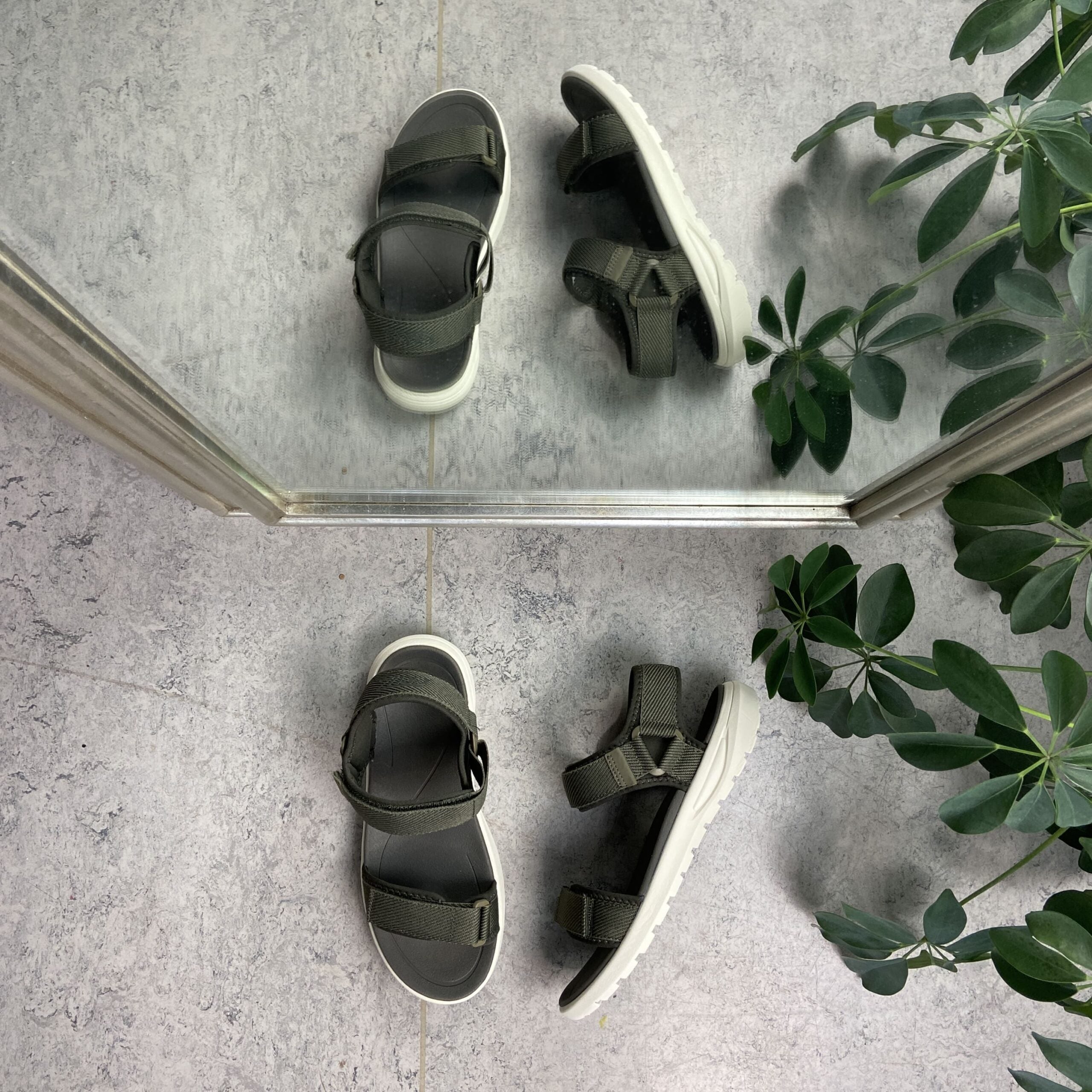 Olivengrønn lett sandal med brede remmer fra Cruz