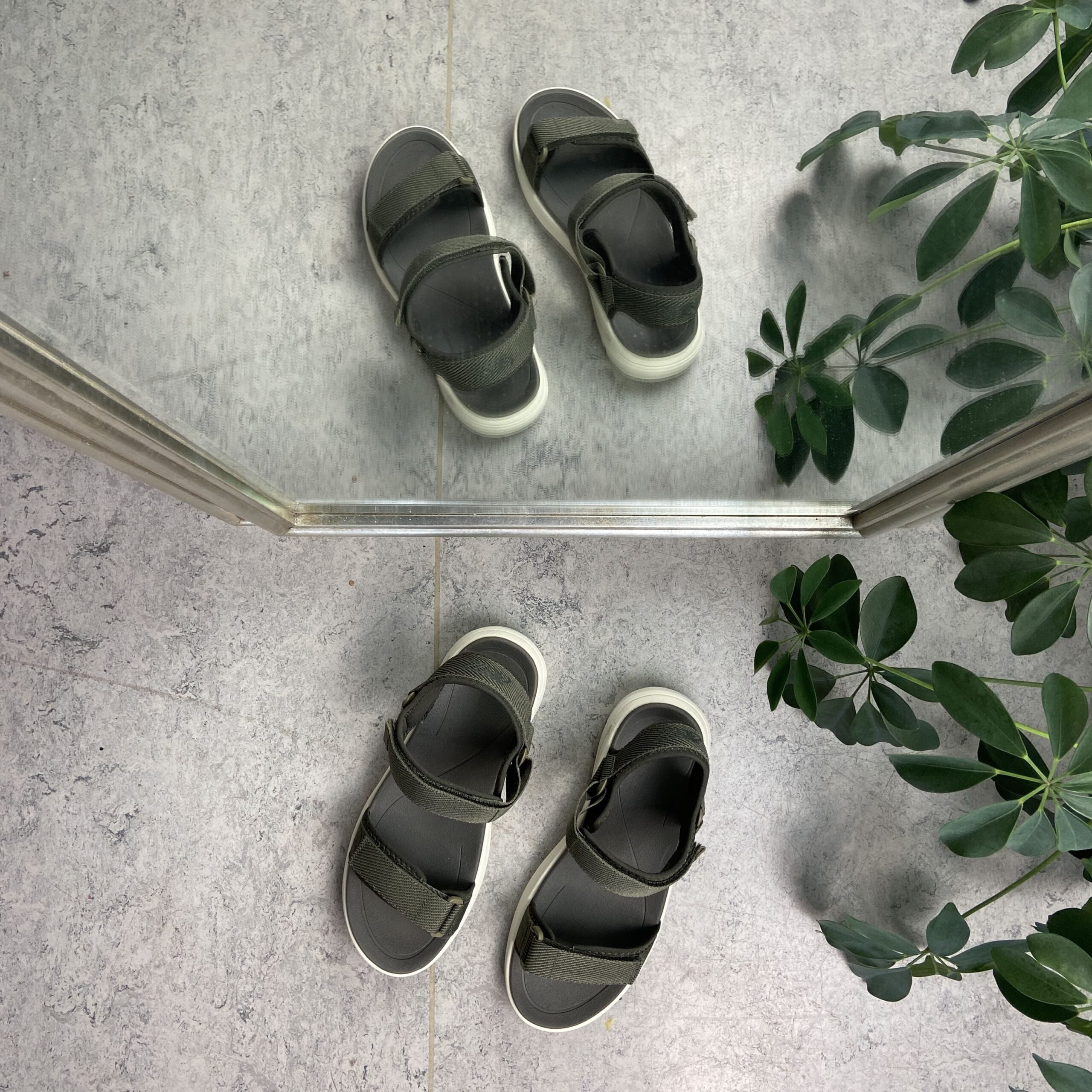 Olivengrønn lett sandal med brede remmer fra Cruz