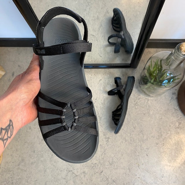 Svart Teva Tirra Traveler sandal med svangstøtte, lettvekt og perfekt passform