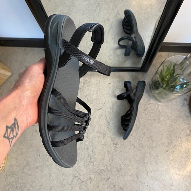 Svart Teva Tirra Traveler sandal med svangstøtte, lettvekt og perfekt passform