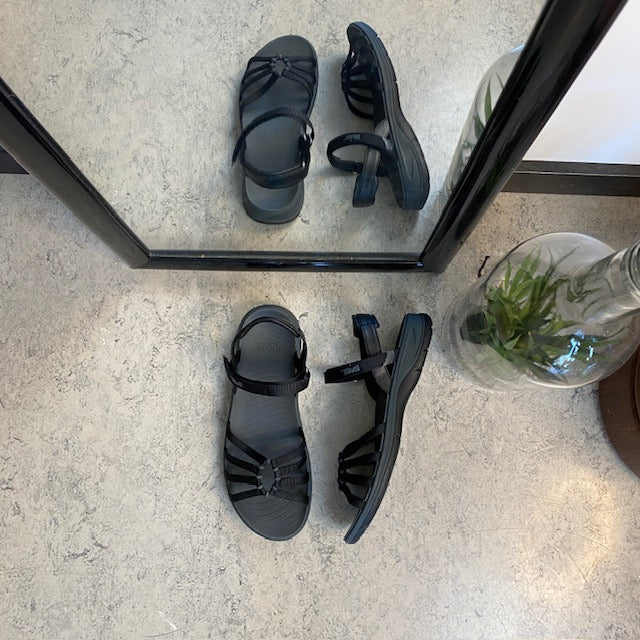 Svart Teva Tirra Traveler sandal med svangstøtte, lettvekt og perfekt passform