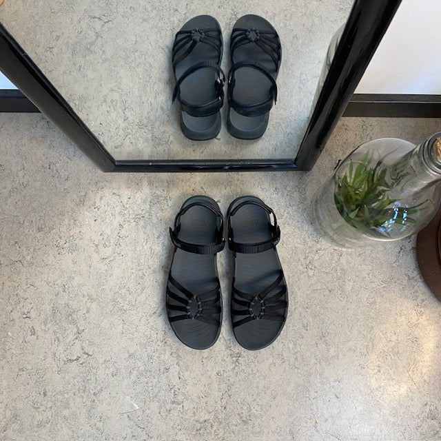 Svart Teva Tirra Traveler sandal med svangstøtte, lettvekt og perfekt passform