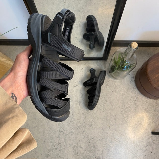 Sort Teva Tirra lukket sandal med tåbeskyttelse, svangstøtte og støtdemping