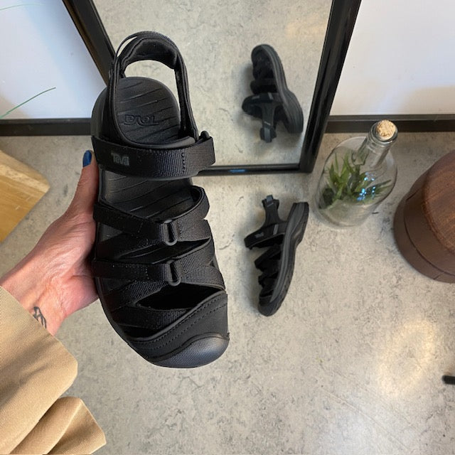 Sort Teva Tirra lukket sandal med tåbeskyttelse, svangstøtte og støtdemping