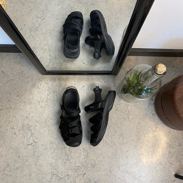 Sort Teva Tirra lukket sandal med tåbeskyttelse, svangstøtte og støtdemping