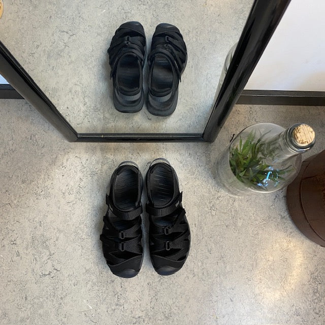 Sort Teva Tirra lukket sandal med tåbeskyttelse, svangstøtte og støtdemping