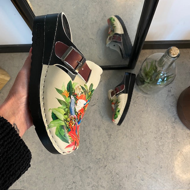 Tresko med papegøyeprint