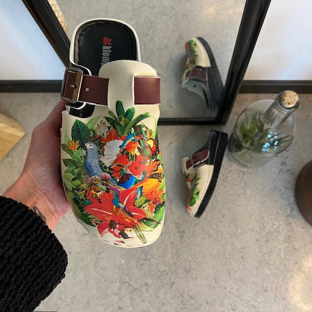 Tresko med papegøyeprint