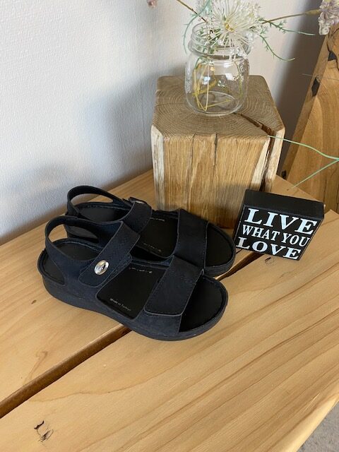Sort sandal med to justerbare remmer