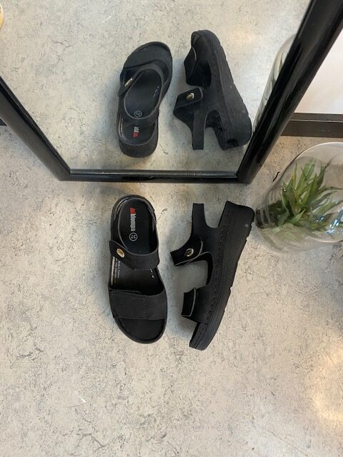 Sort sandal med to justerbare remmer