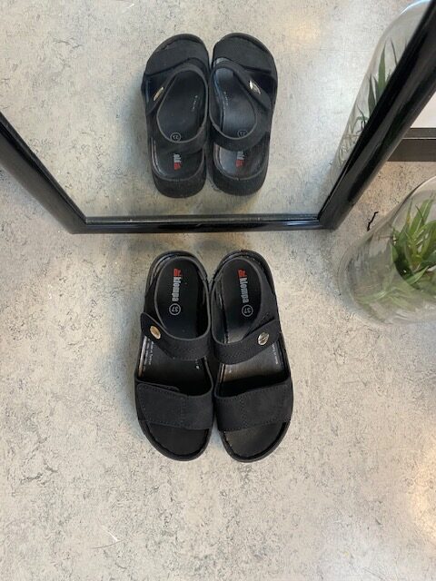 Sort sandal med to justerbare remmer