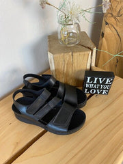 Svart sandal med tre justerbare remmer