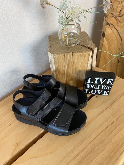 Svart sandal med tre justerbare remmer