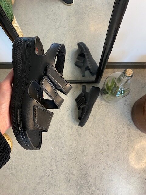 Svart sandal med tre justerbare remmer