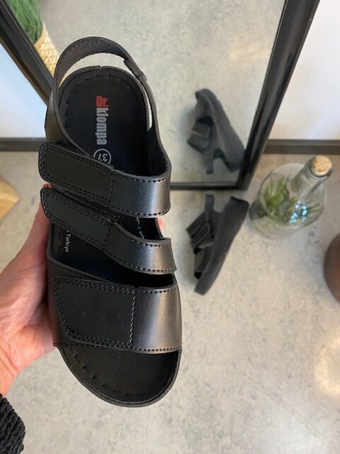 Svart sandal med tre justerbare remmer