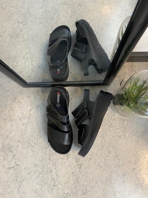 Svart sandal med tre justerbare remmer