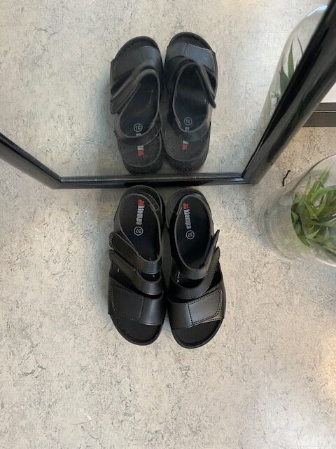 Svart sandal med tre justerbare remmer
