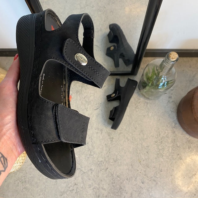 Sort sandal med to justerbare remmer