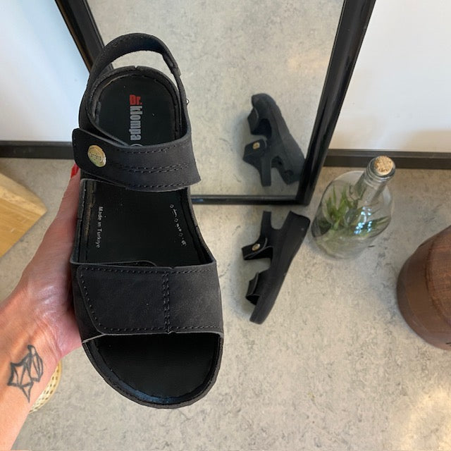 Sort sandal med to justerbare remmer