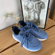 Blå sneakers med pustende mesh-overdel