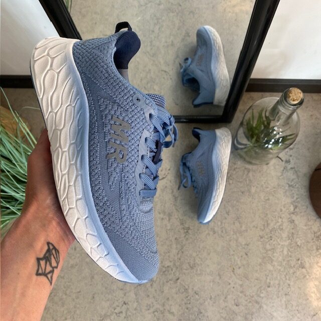 Blå sneakers med pustende mesh-overdel