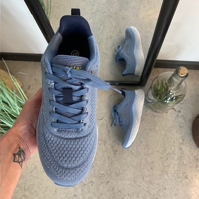 Blå sneakers med pustende mesh-overdel