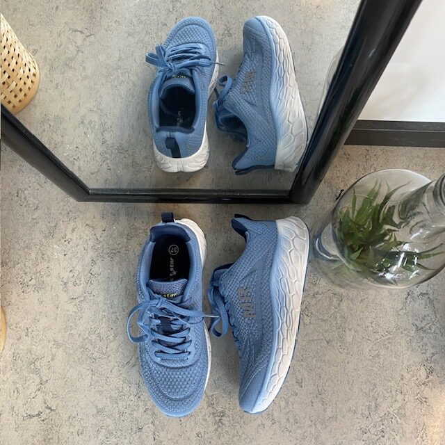 Blå sneakers med pustende mesh-overdel