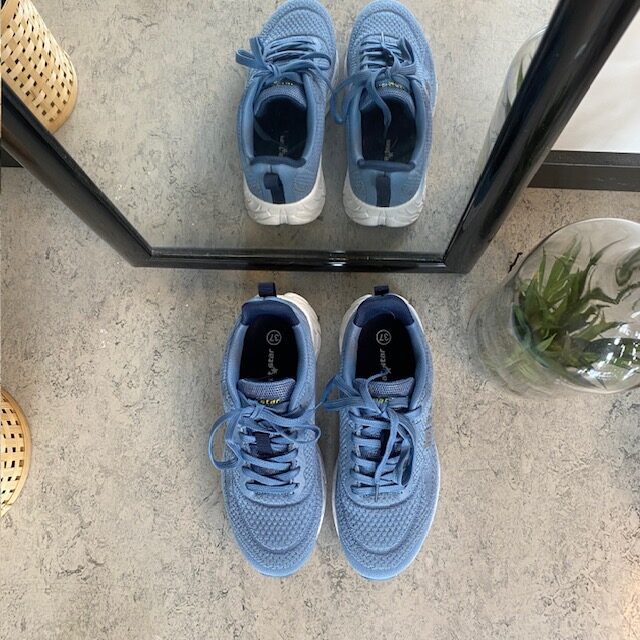 Blå sneakers med pustende mesh-overdel
